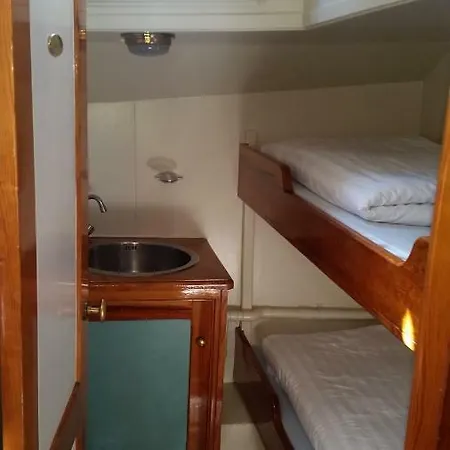 Tjalkjacht Pelikaan Hotel na wodzie