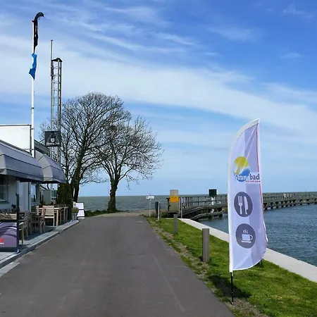 Tjalkjacht Pelikaan Hotel na wodzie